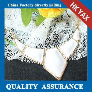 N132 cream resin necklace china supplier